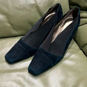 Beautiful velvet with elastictic foot opening dress shoes.